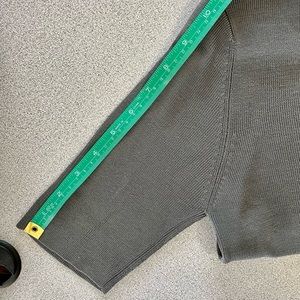 Size M gray Banana Republic 100% silk short sleeved sweater.